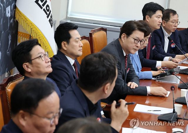 우재준 발언 듣는 국민의힘 지도부