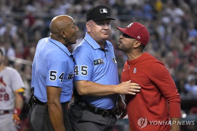 감독과 언쟁하는 버크너(왼쪽) 심판