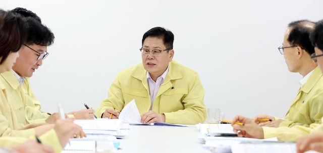 간부회의 주재하는 조지훈 전주시장(가운데)