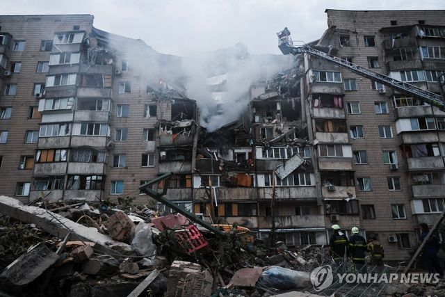 러시아 공습으로 일부 붕괴한 키이우 주거 건물