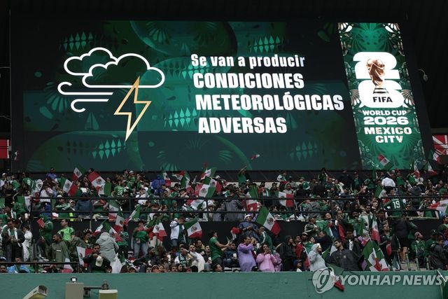 기상 악화를 알리는 문구가 표시된 멕시코 시티 스타디움 전광판. 