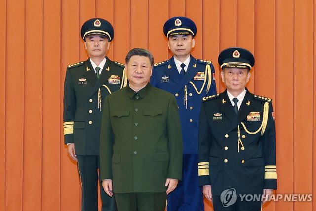 상장 진급자들과 함께 사진 찍는 시진핑 중국 국가주석