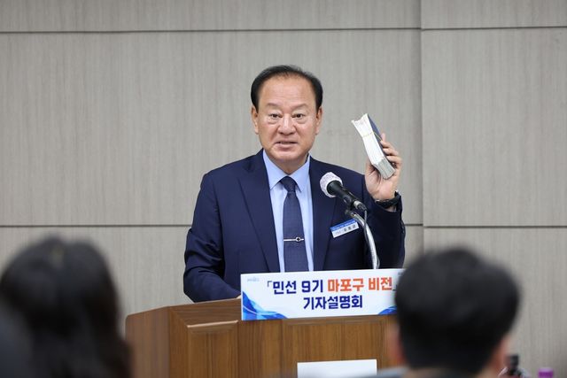 구민 목소리 담은 수첩과 유동균 구청장