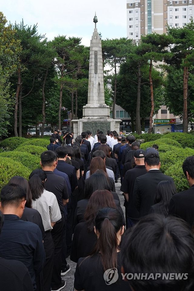 광주학생독립운동기념탑 참배하는 배재고 학생들