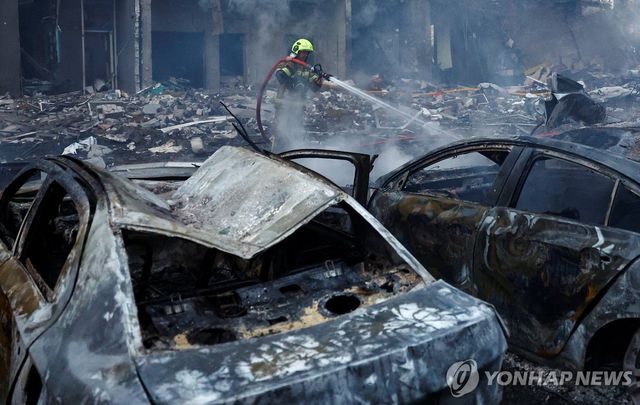 러시아 대규모 공습으로 발생한 화재를 진압하는 키이우 소방대원들