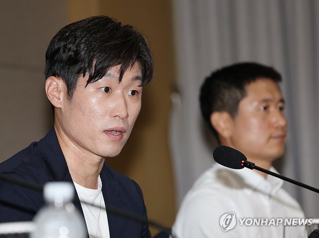 발언하는 박지성 공동위원장