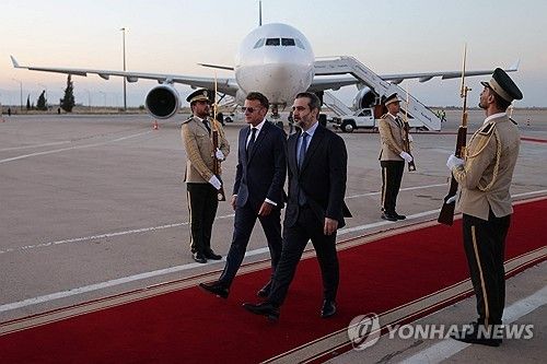 시리아 다마스쿠스 국제공항에 도착한 마크롱 대통령(왼쪽) 