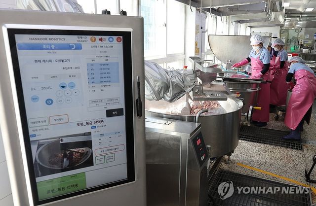 (부산=연합뉴스) 강선배 기자 = 11일 부산 영도구 부산체고 급식실에서 부산·경남권에 처음으로 도입 설치된 다기능 조리 로봇이 고기를 볶고 있다. 2025.9.11 sbkang@yna.co.kr