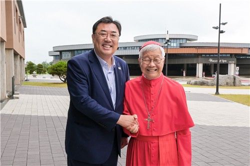 김기재 당진시장과 유흥식 교황청 성직자부 장관