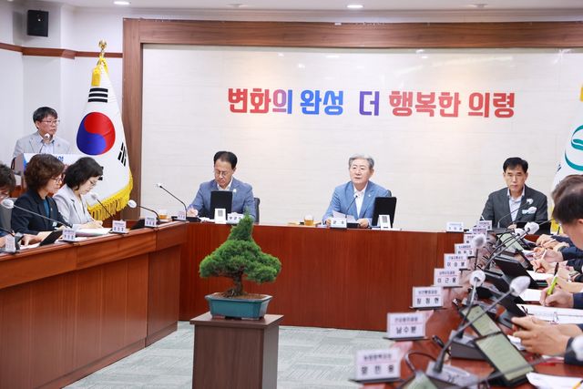 확대간부회의 주재하는 오태완 의령군수