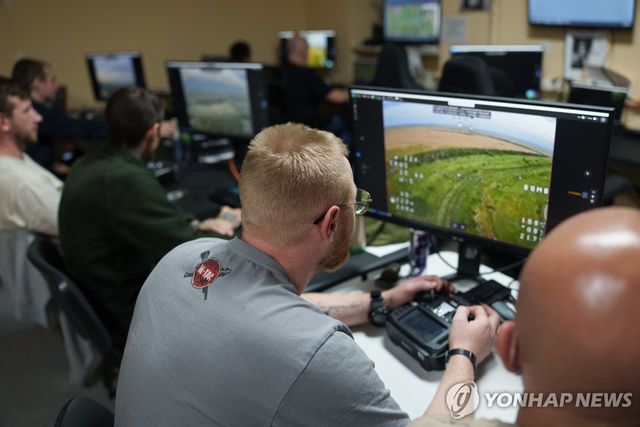 중거리 드론 조정하는 우크라이나 병사들