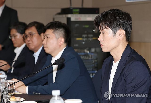 발언하는 박지성 공동위원장