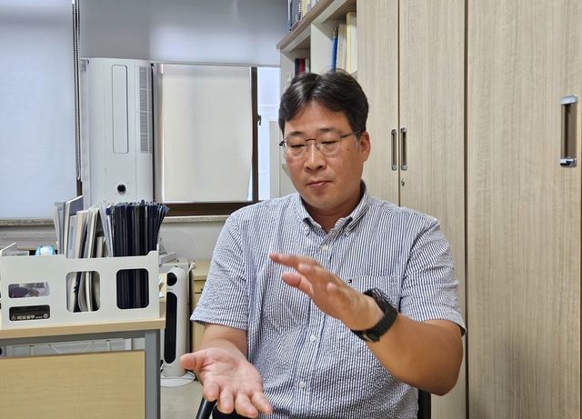 인터뷰하는 김동건 교수