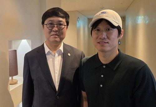 혁신위 공동위원장을 맡은 최휘영 문체부 장관과 박지성(오른쪽).