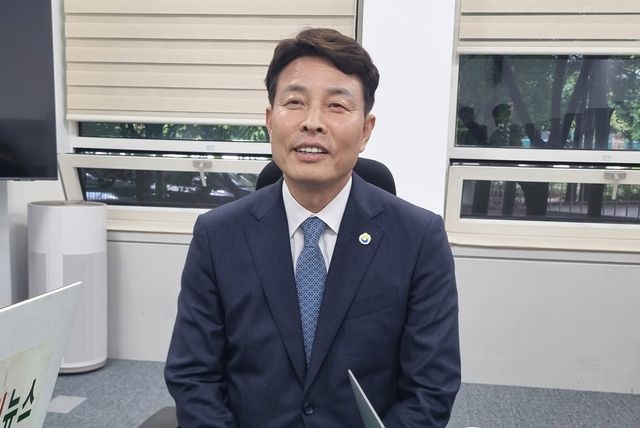기자간담회 하는 전문학 대전 서구청장 