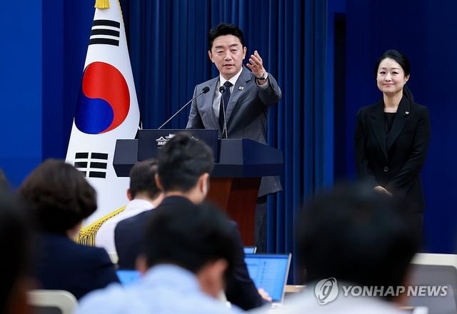 메가프로젝트 민관합동 점검회의 결과 브리핑하는 강훈식 비서실장
