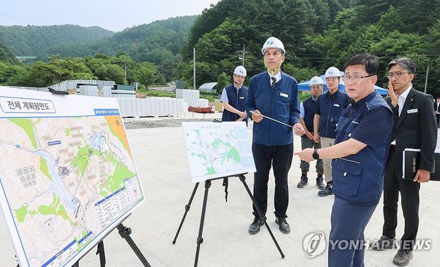 발전소 건설현장 점검하는 김성환 장관