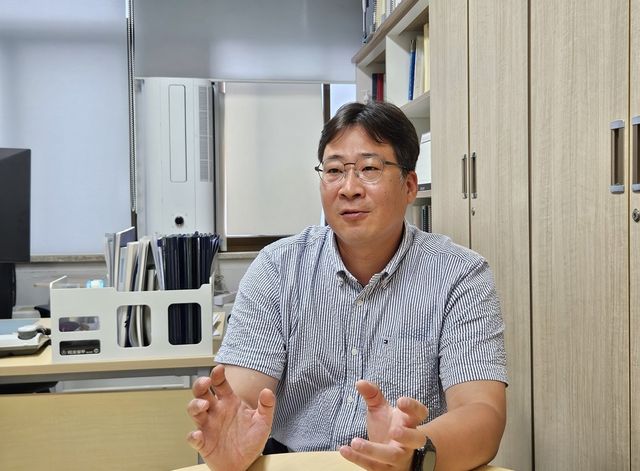 인터뷰하는 삼육대 환경생태연구소장 김동건 교수