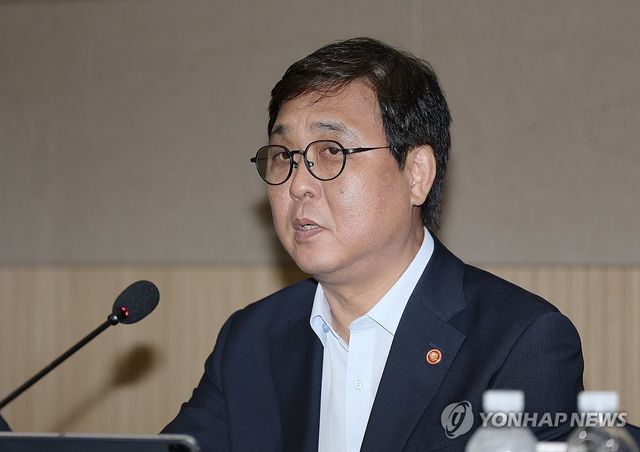 발언하는 최휘영 공동위원장