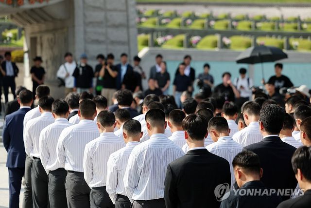 5·18 민주묘지 참배하는 배재고