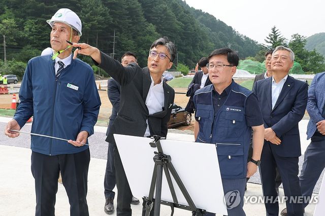 발전소 건설현장 점검하는 김성환 장관