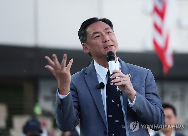 기자회견하는 모스 탄 교수