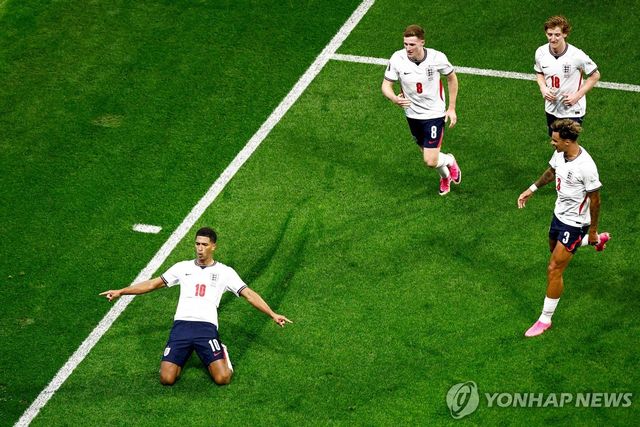 벨링엄(10번)의 득점 후 세리머니 하는 잉글랜드 선수들.