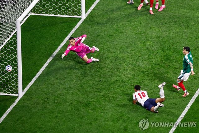 잉글랜드 벨링엄(10번)의 헤딩 선제골 순간.