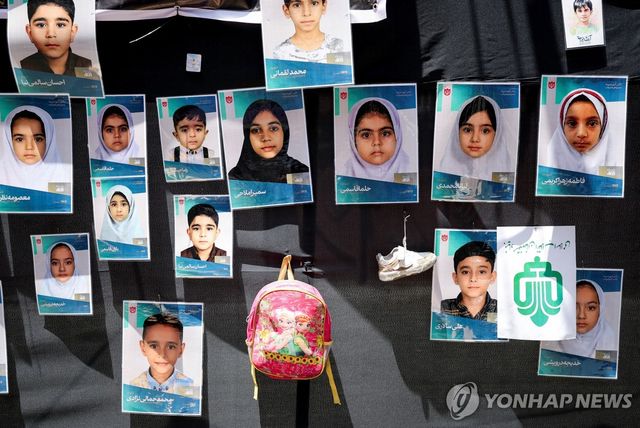 공습으로 숨진 미나브 초등학생들의 사진