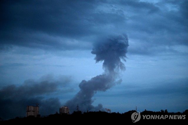 러시아 공격 받은 키이우에 피어난 연기