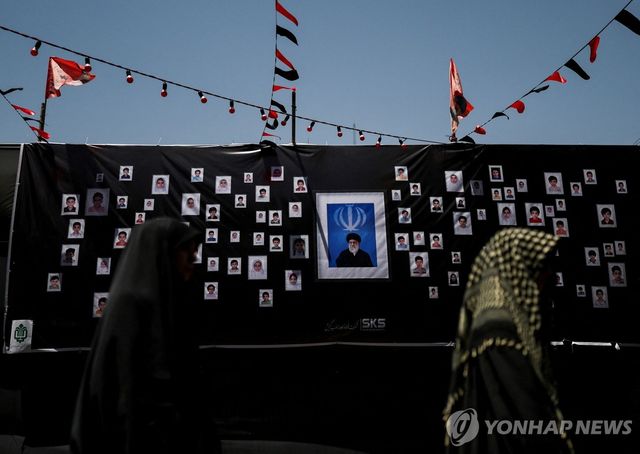 공습으로 숨진 미나브 초등학생들의 사진