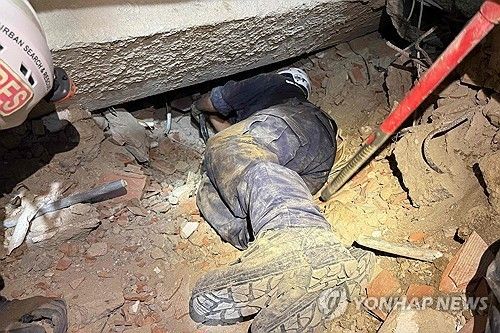 구조 작업을 진행하는 구조대원