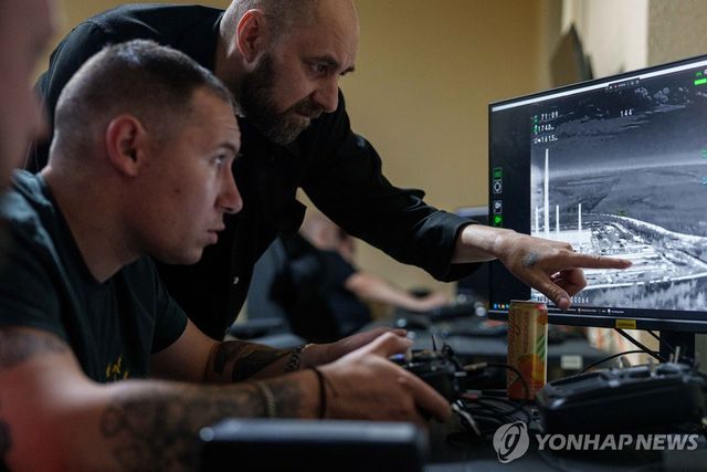 중거리 드론 조종하는 우크라이나 병사들
