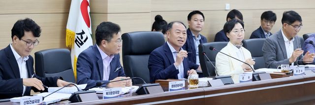 간부회의 주재하는 한득수 임실군수(가운데)