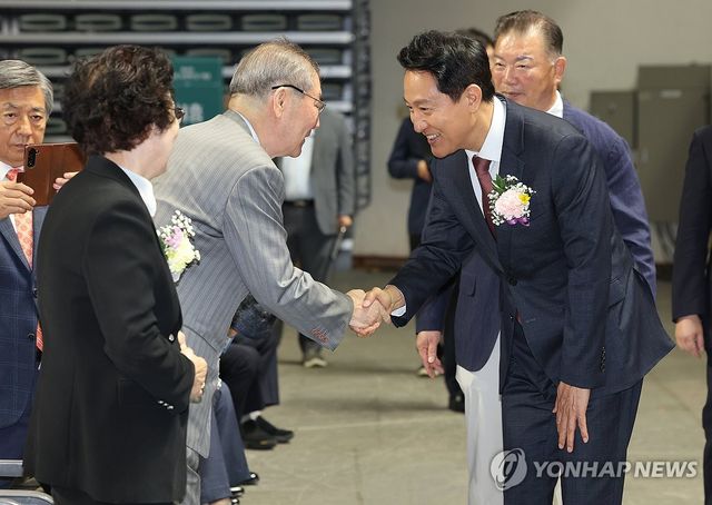 작년 노인의날 기념식에서 참석자들과 인사하는 오세훈 시장