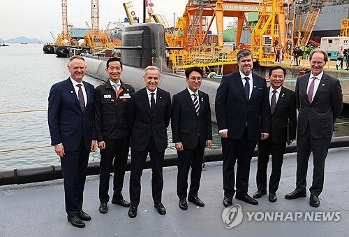 장영실함 앞에 선 마크 카니 캐나다 총리와 김민석 총리