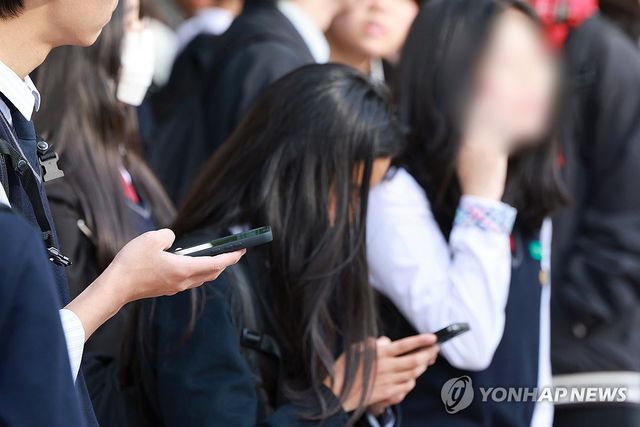학생 스마트폰 사용. 이 사진은 기사와 직접 관련이 없습니다. 