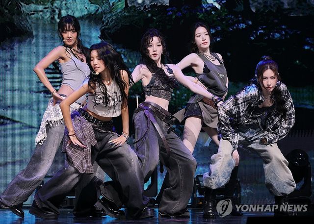 신곡 '김미 댓 러브' 선보이는 아이들