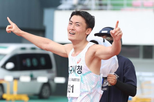 남자 400ｍ 허들 역대 2위 기록을 쓴 김주호