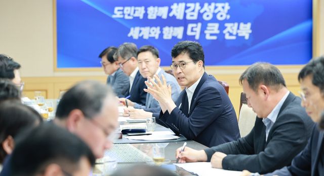 간부회의 주재하는 이원택 전북지사