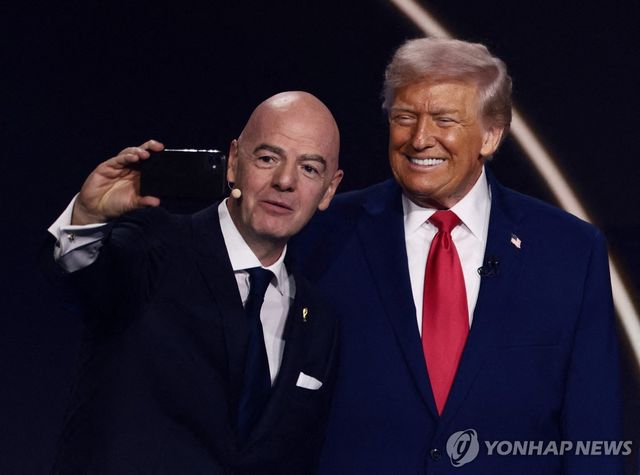 잔니 인판티노 FIFA 회장(왼쪽), 도널드 트럼프 미국 대통령