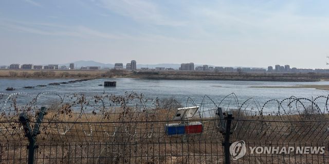 중국 단둥에서 바라본 북한 신의주