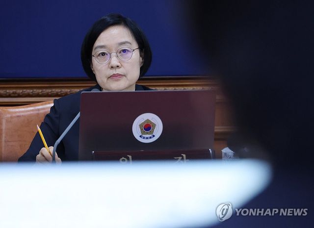 국무위원 답변 경청하는 한성숙 국무총리