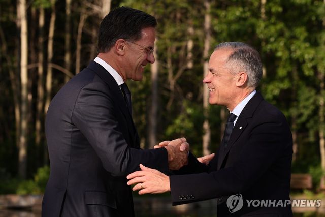 마크 카니 캐나다 총리(오른쪽)와 마르크 뤼터 나토 사무총장