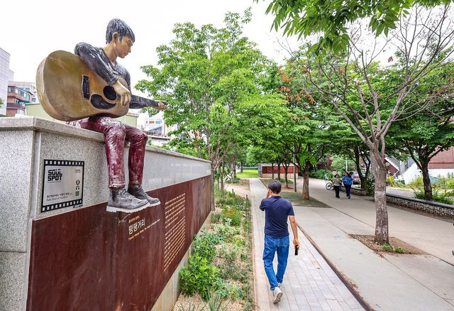 '땡땡거리'의 기타 치는 청년 조형물 [사진/임헌정 기자]