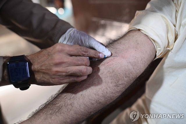 HIV 검사 위해 혈액 채취하는 파키스탄 당국