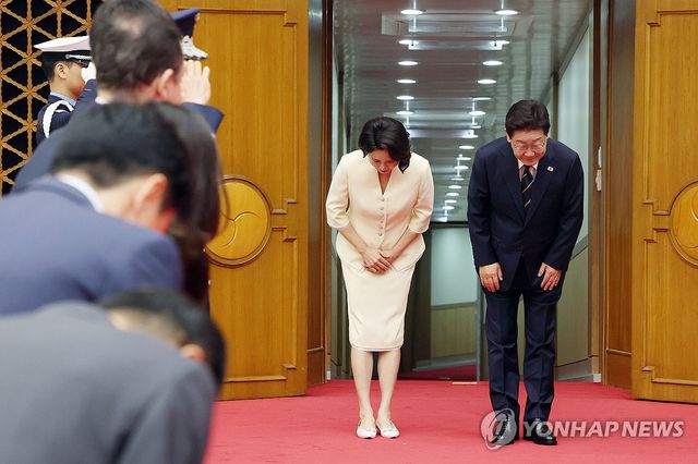 이재명 대통령 부부, 나토 정상회의·몽골 순방차 출국