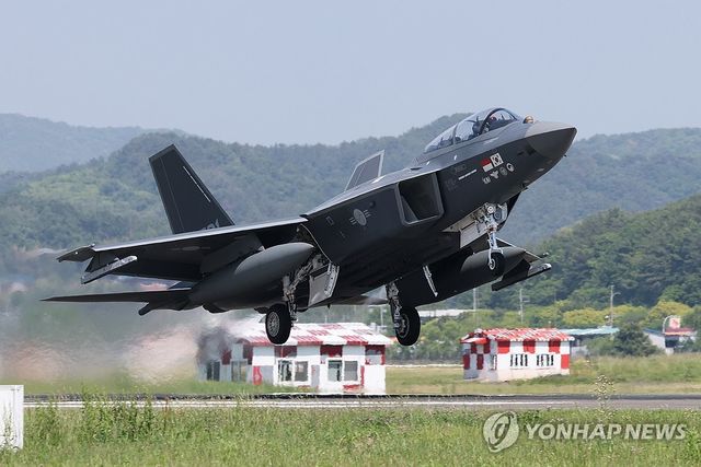이륙하는 전투기 KF-21 시제기