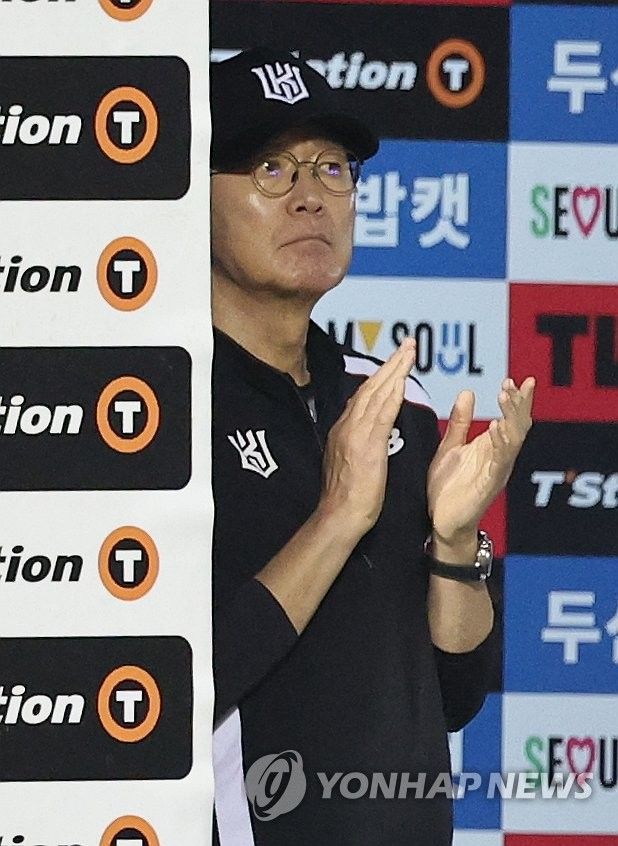 박수치는 이강철 감독
