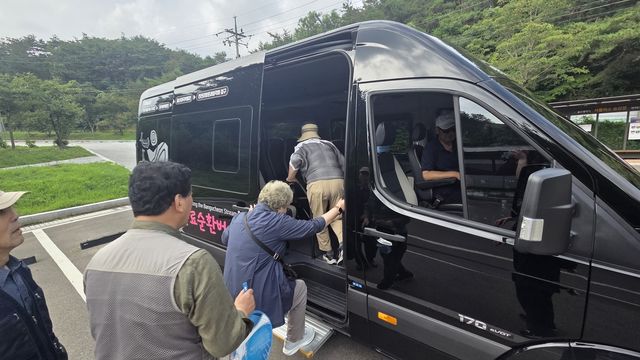 순환버스 오르는 반구천의 암각화 방문객들